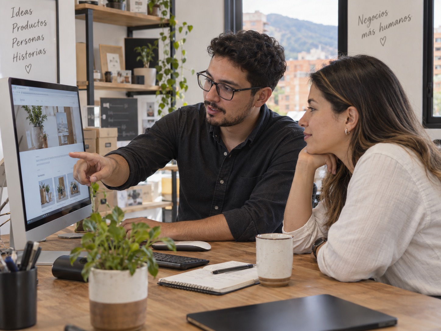 Profesional revisando el estado técnico de un sitio web